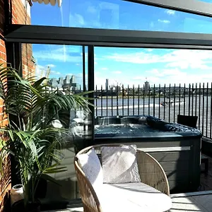  Apartment 3 X Bedroom Riverside Flat With Hot Tub On Roof Terrace